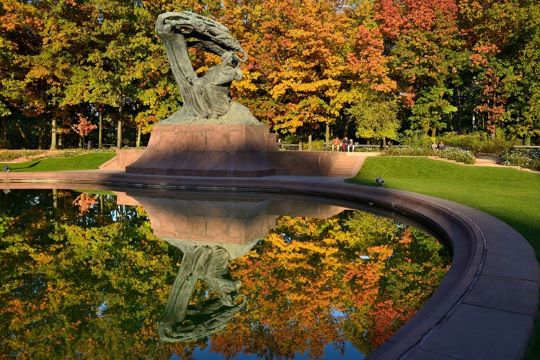 Monumento a Chopin, otoño en el Jardín de Baños Reales