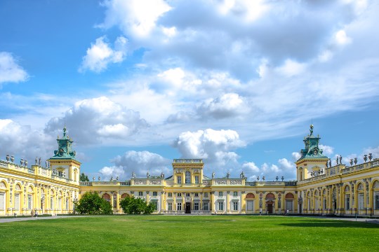Fachada central y las laterales del palacio de estilo barroco