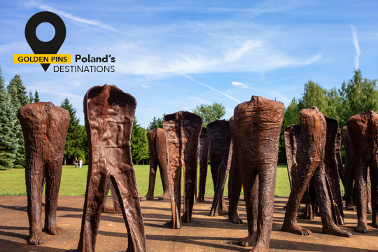 esculturas modernas de grandes dimensiones en un claro del parque